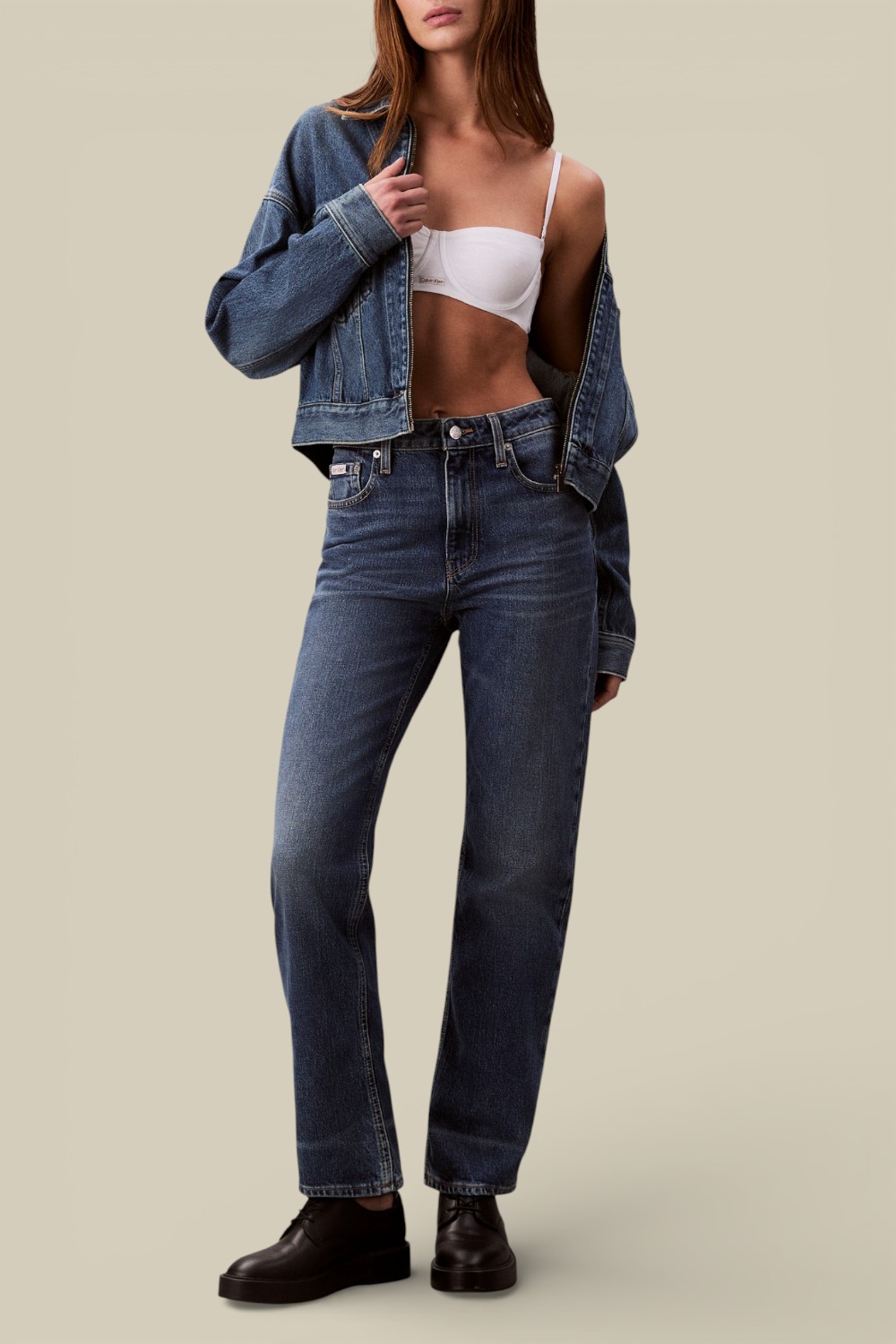 תמונת כל הלוק של מכנסי ג'ינס בגזרה ישרה